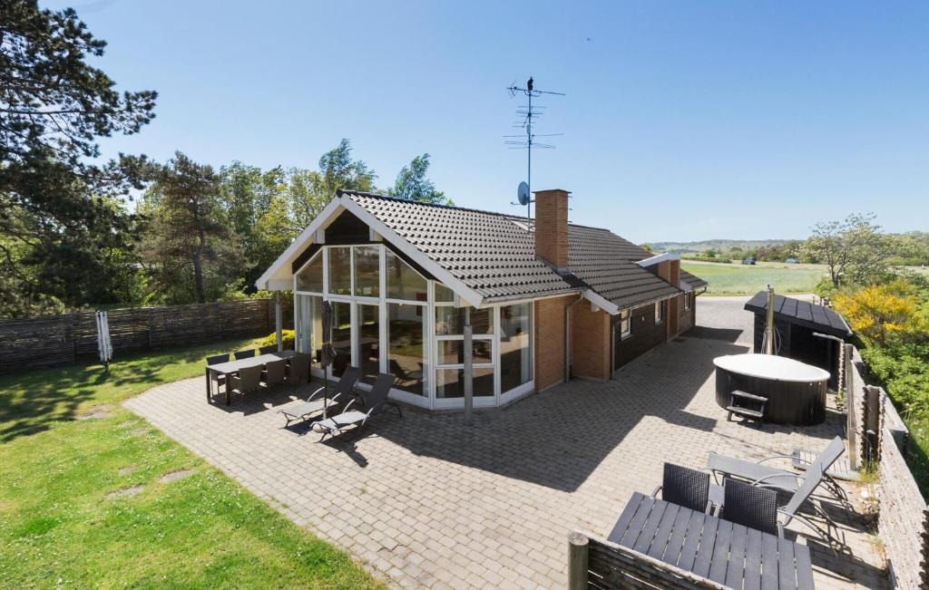 FemmøllerにあるHoliday Home Bogenshovedvejのテーブルと椅子のあるパティオのある家