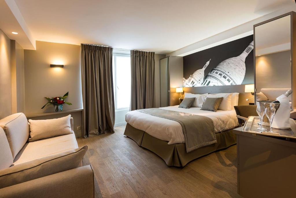 パリにあるミッドナイト ホテル パリスのベッドとソファ付きのホテルルーム