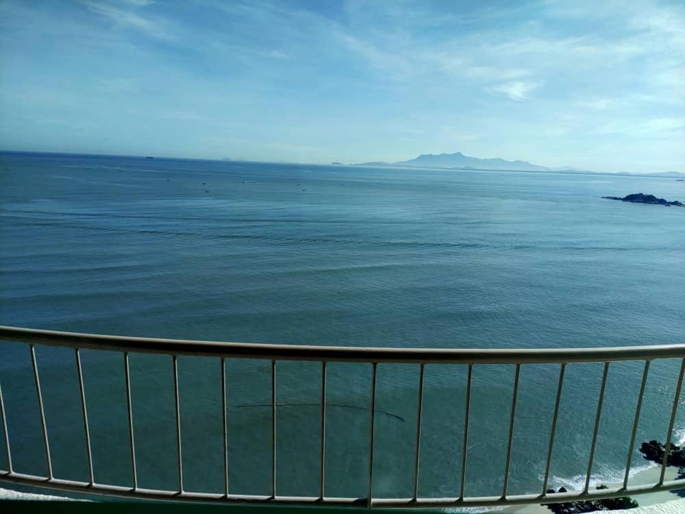 una vista del océano desde un balcón en To bedroom apartment sea, en Tanjung Bungah