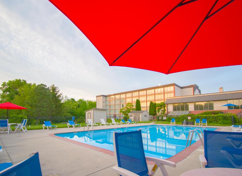 Bazén v ubytování Chester Hotel and Conference Center nebo v jeho okolí