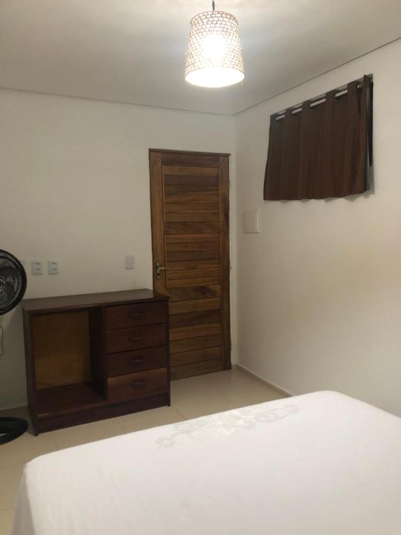 - une chambre avec un lit et une porte en bois dans l'établissement Suite Duplo Wind Jeri, à Jericoacoara