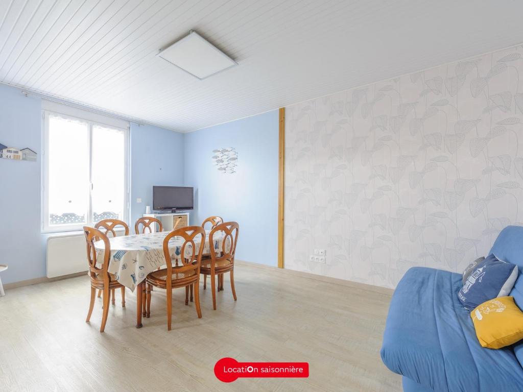 a dining room with a table and chairs at Maison Familiale à Châtelaillon-Plage, 800m de la plage, 3 chambres, Jardin clôturé, Proche La Rochelle - FR-1-535-57 in Châtelaillon-Plage