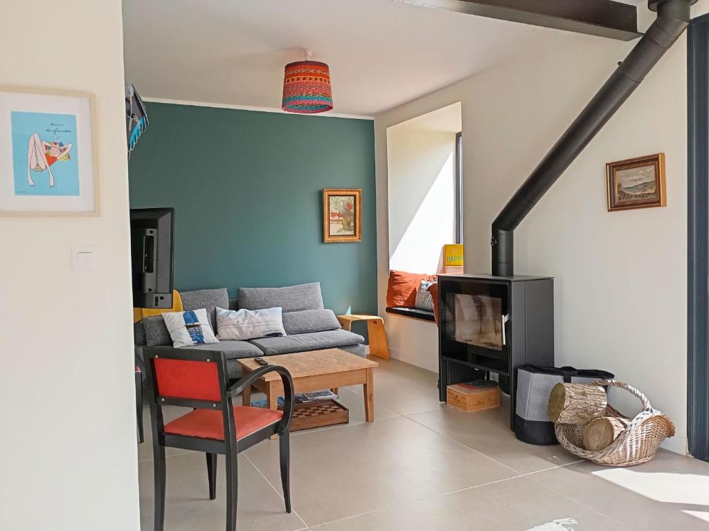 un salon avec un canapé et une table dans l'établissement Maison familiale 7 personnes, près du port du Logeo, jardin, terrasse, parking, plage à proximité - FR-1-639-120, à Sarzeau