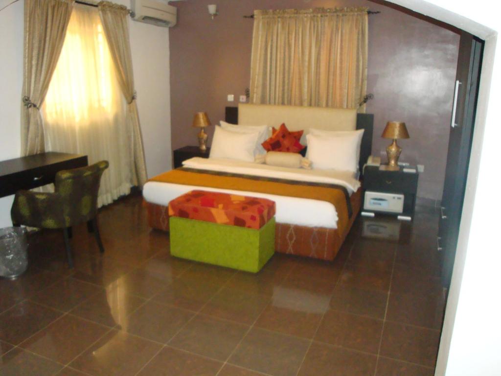 En eller flere senger på et rom på Suru Express Hotel GRA