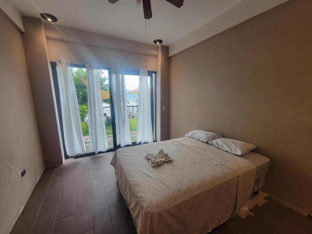 El CongoにあるRestaurante y Hostal Romayorのベッドと大きな窓のある寝室