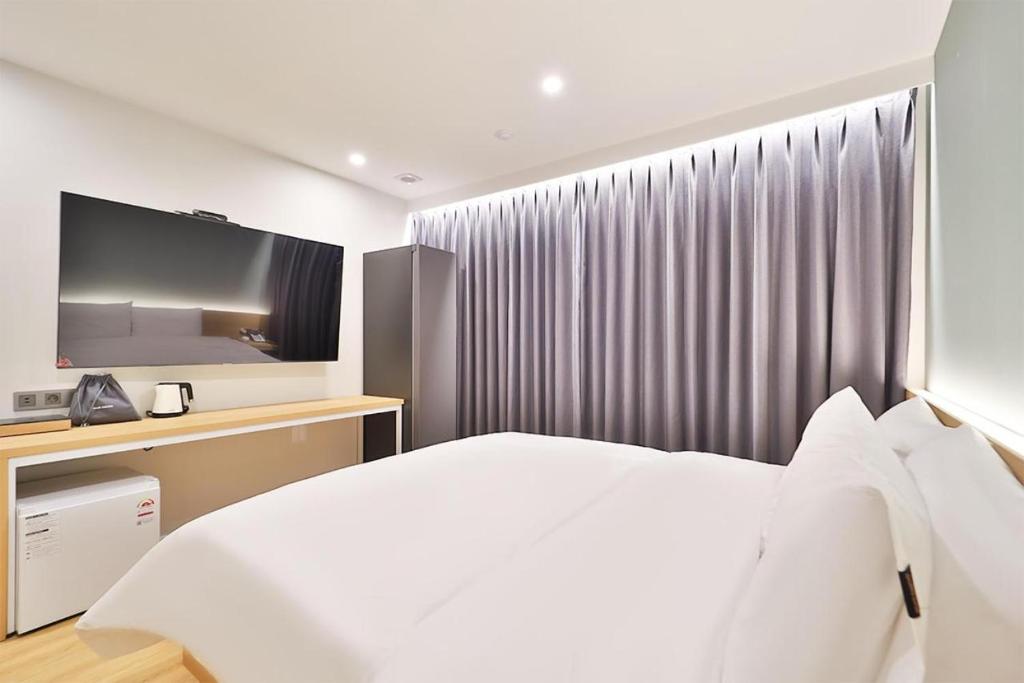 TV a/nebo společenská místnost v ubytování Gongdam Stay Hotel Ulsan Samsan