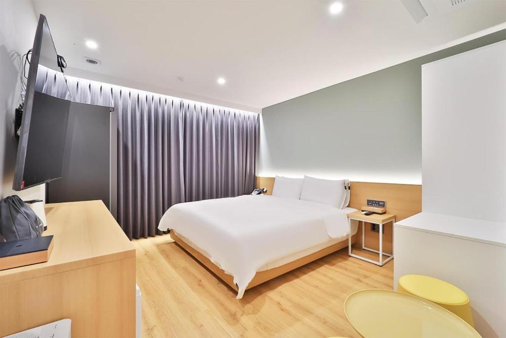 Postel nebo postele na pokoji v ubytování Gongdam Stay Hotel Ulsan Samsan