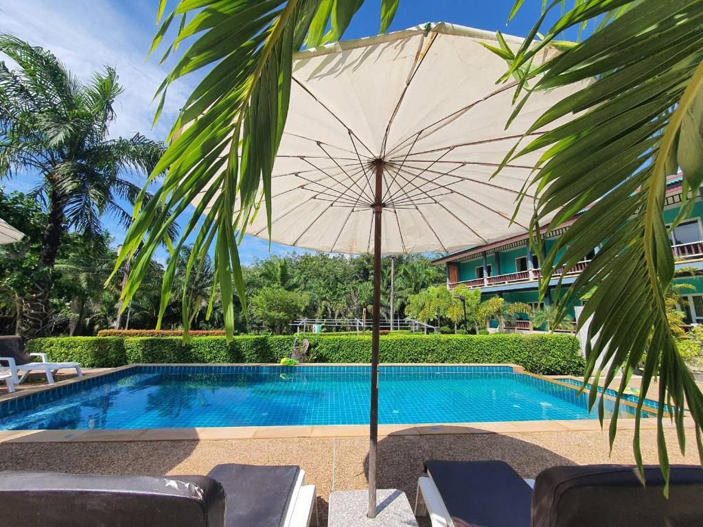 Bazén v ubytování Tum Mai Kaew Lanta Resort nebo v jeho okolí