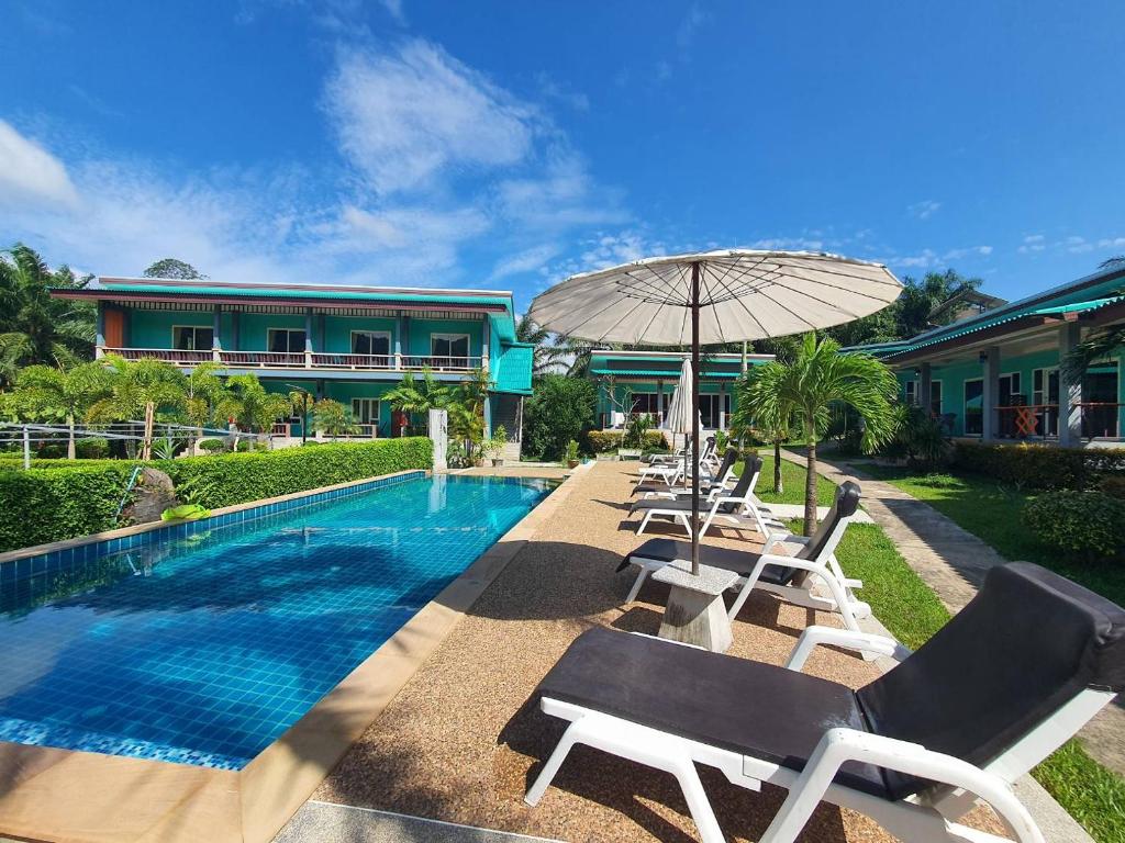Bazén v ubytování Tum Mai Kaew Lanta Resort nebo v jeho okolí