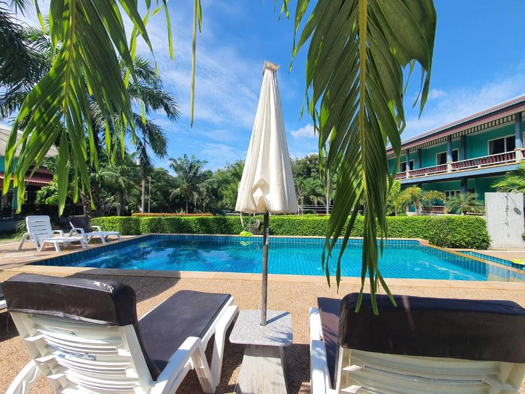 Bazén v ubytování Tum Mai Kaew Lanta Resort nebo v jeho okolí