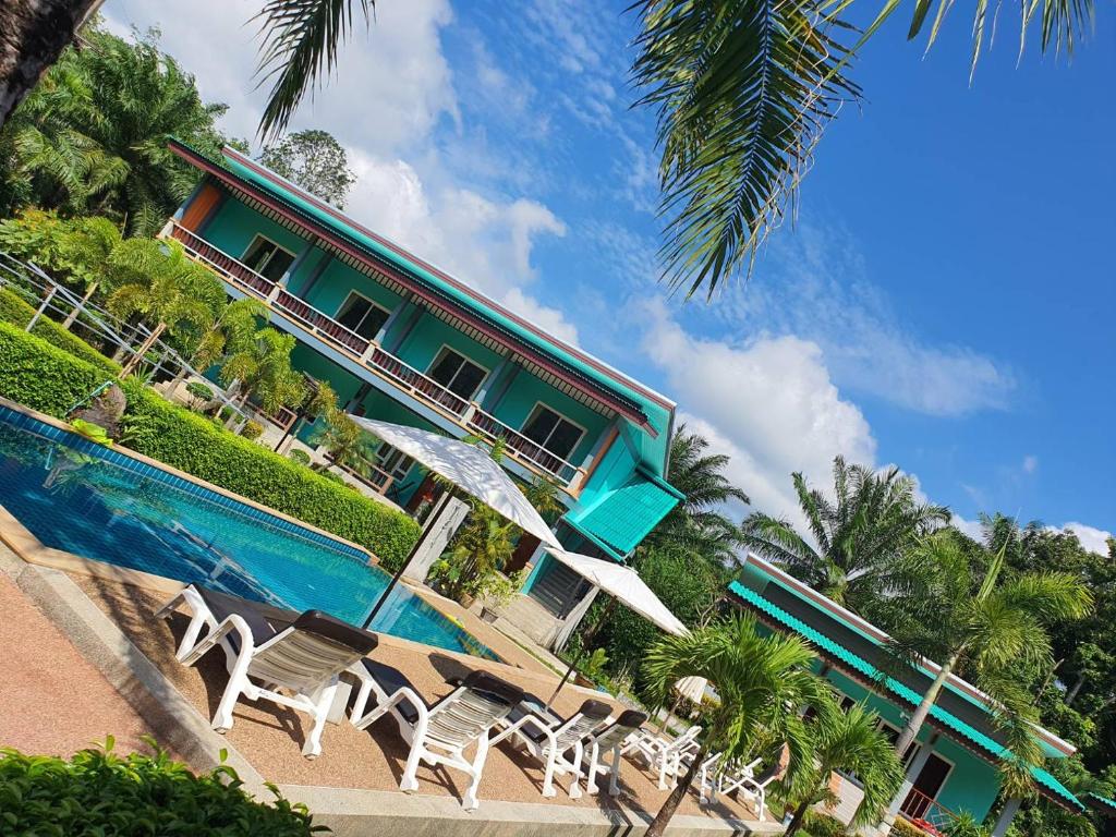 Bazén v ubytování Tum Mai Kaew Lanta Resort nebo v jeho okolí