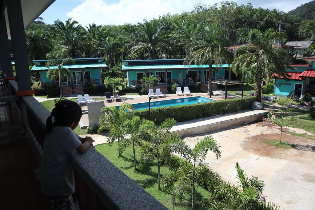 Bazén v ubytování Tum Mai Kaew Lanta Resort nebo v jeho okolí