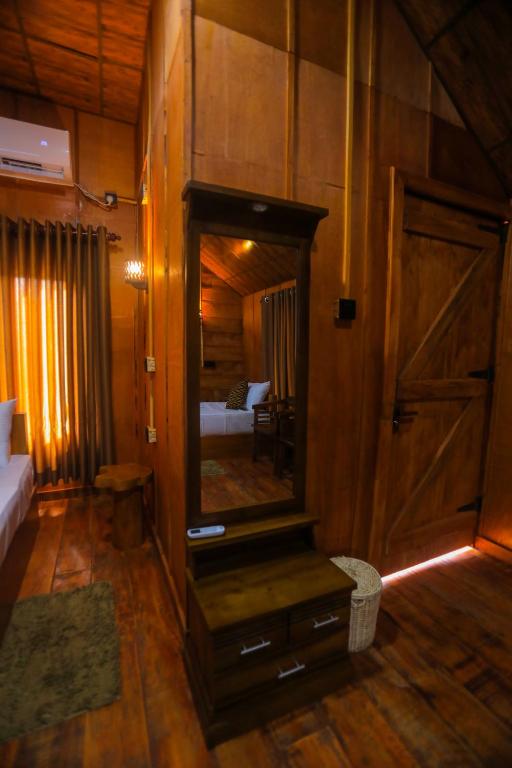 Postel nebo postele na pokoji v ubytování Lion Wood Treehouse