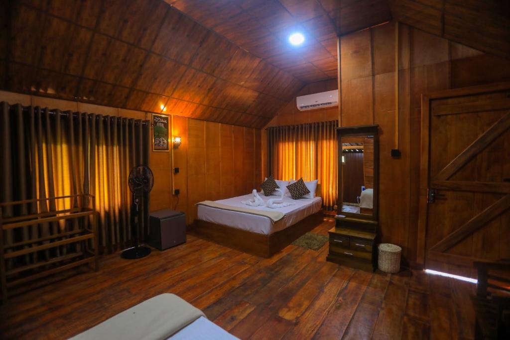 Postel nebo postele na pokoji v ubytování Lion Wood Treehouse