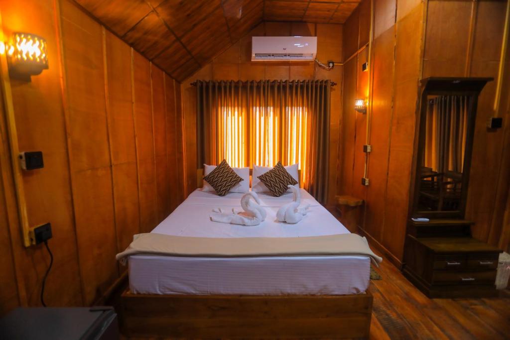 Postel nebo postele na pokoji v ubytování Lion Wood Treehouse
