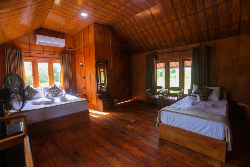 Postel nebo postele na pokoji v ubytování Lion Wood Treehouse