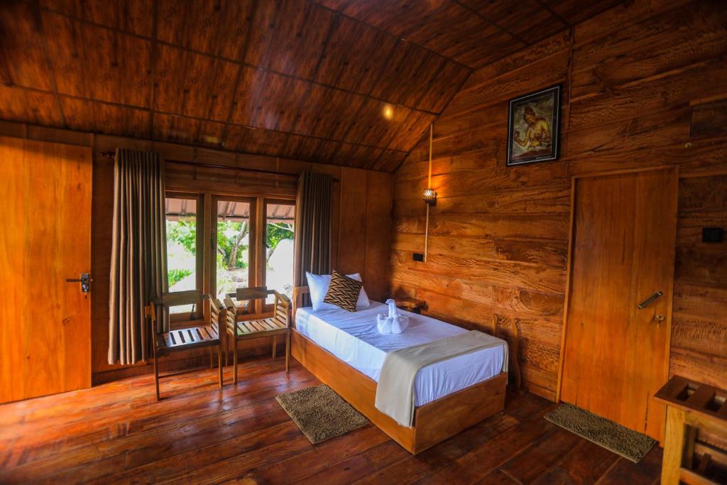 Postel nebo postele na pokoji v ubytování Lion Wood Treehouse