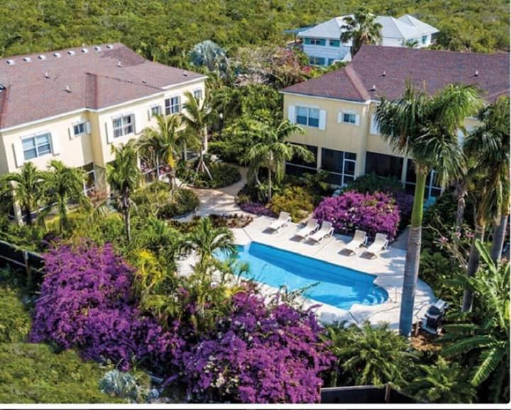 Una vista aérea de un complejo turístico con piscina. en GRACEBAY TOWNHOMES B3, 5 minutes walk to gracebay beach, en Long Bay Hills