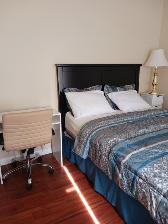 Un dormitorio con una cama, un escritorio y una silla. en Cozy Self-contained Bedroom, en Jonesboro