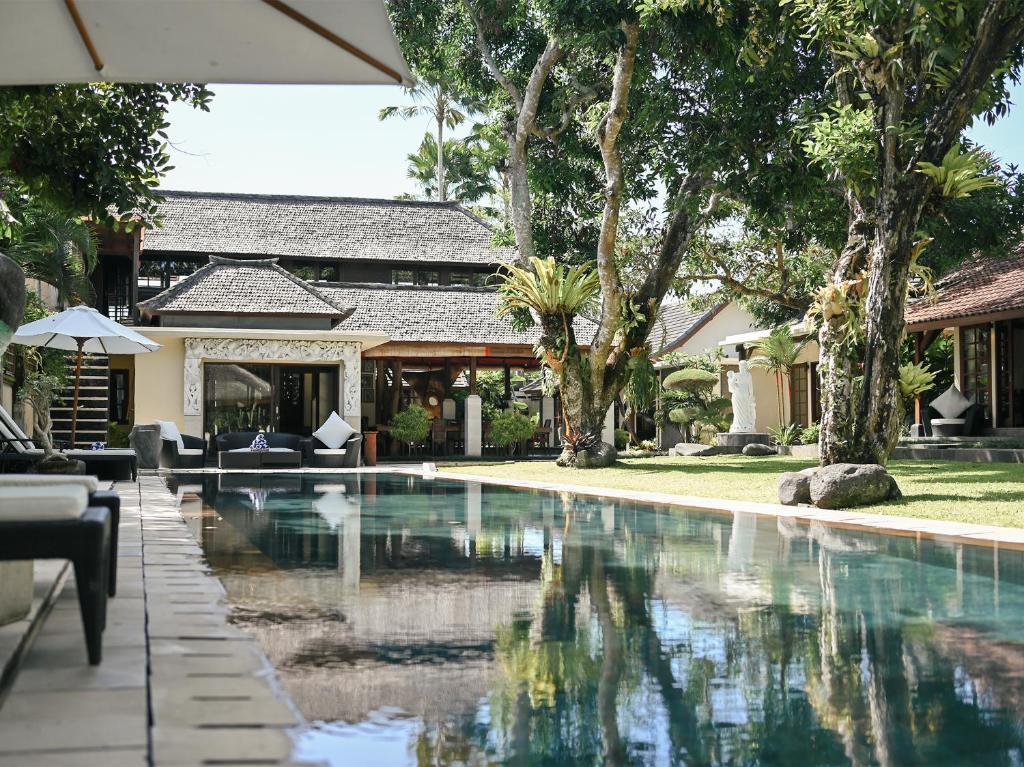 una piscina frente a una casa en Villa San, en Ubud