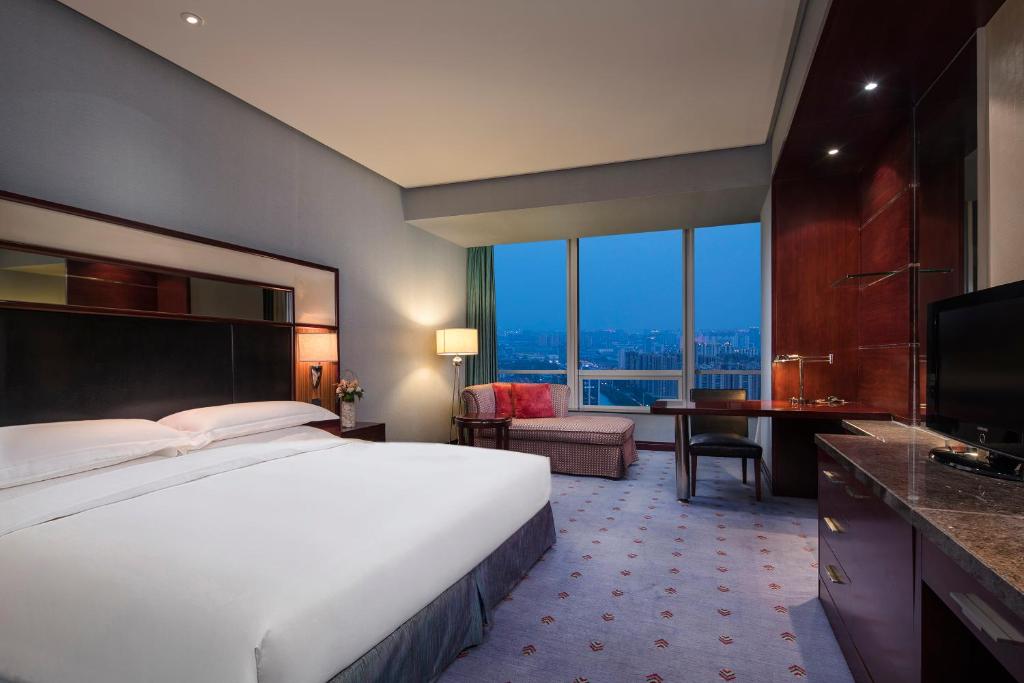 Postel nebo postele na pokoji v ubytování Crowne Plaza Wuxi City Center