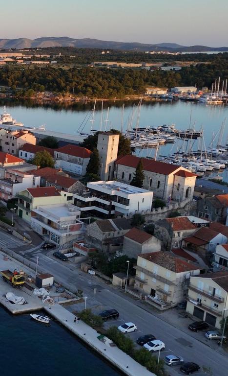 eine Luftaufnahme eines Hafens mit Booten im Wasser in der Unterkunft Basic Mansion Mandalina in Šibenik