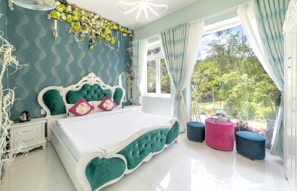 Postel nebo postele na pokoji v ubytování Dream Flower Dalat Hotel