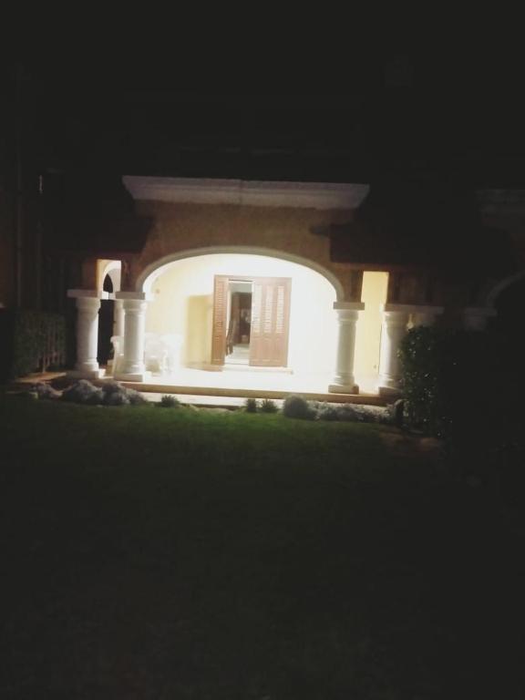 a white building with an archway in a yard at الساحل الشمالي قريه مارسيليا بيتش ٣ ك ٧١ in Abû Zeira