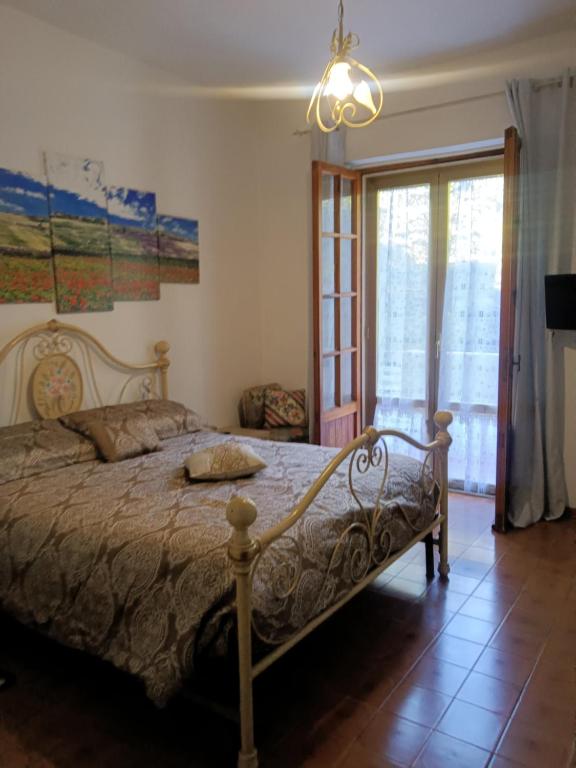 una camera con un letto e una grande finestra di Appartamento Panoramico a Montepulciano