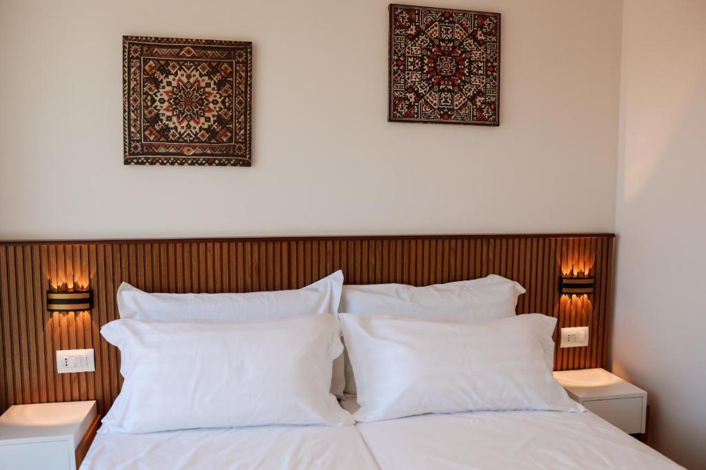 Postel nebo postele na pokoji v ubytování Kruja Townscape Rooms