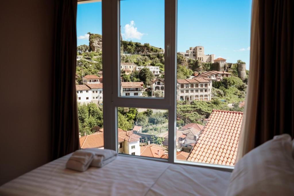 Postel nebo postele na pokoji v ubytování Kruja Townscape Rooms