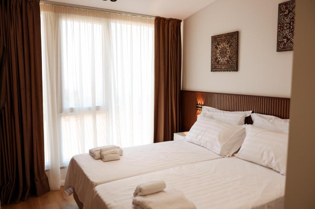 Postel nebo postele na pokoji v ubytování Kruja Townscape Rooms