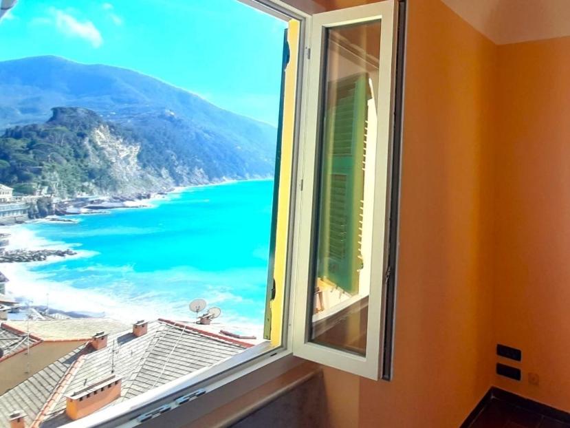 - une fenêtre avec vue sur l'océan dans l'établissement Camogli vista mare, à Camogli