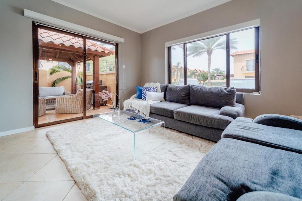 ein Wohnzimmer mit einem Sofa und einem Glastisch in der Unterkunft The best house in gold coast 4 bedrooms in Palm-Eagle Beach