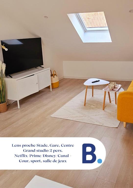 Il comprend un salon doté d'une télévision à écran plat et d'une lucarne. dans l'établissement Le comble de Lens / 10 min du stade et gare, à Lens