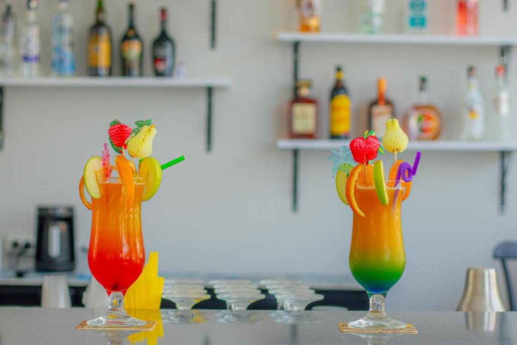 dos jarrones llenos de diferentes bebidas de colores en un mostrador en Celeste Hotel en Fethiye