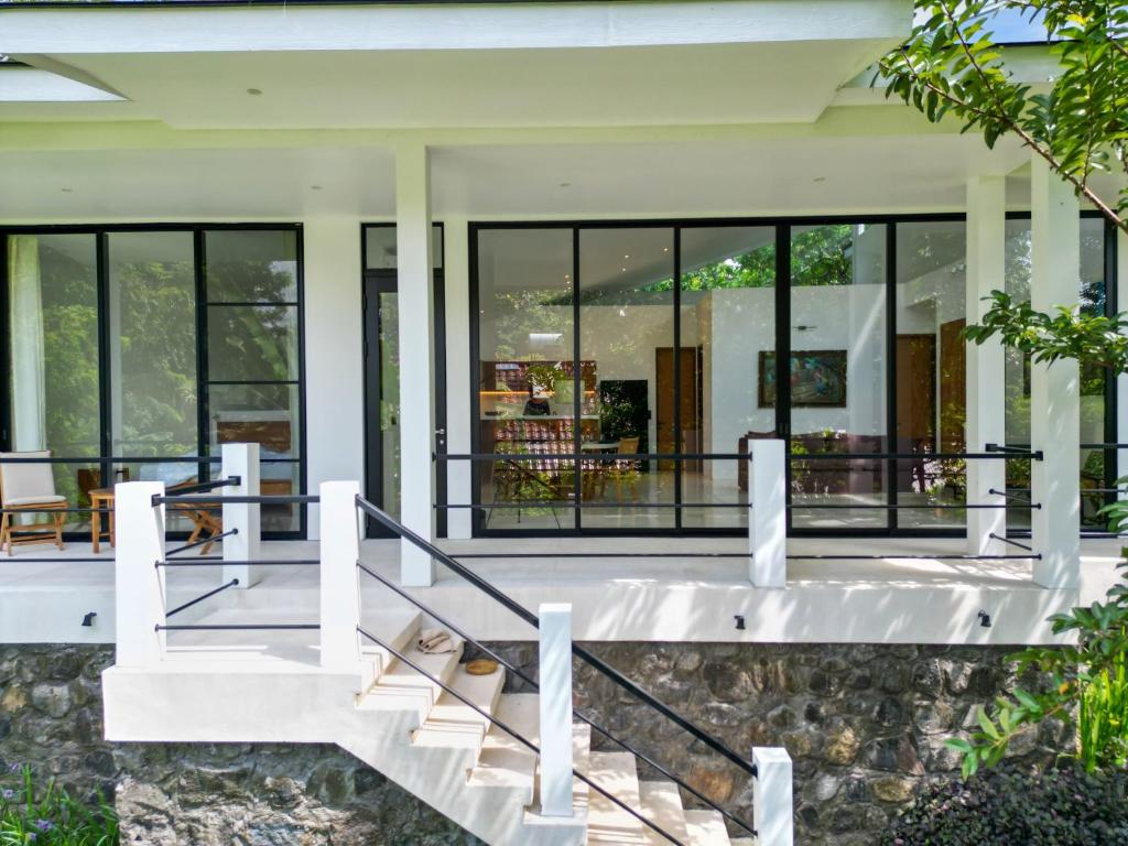 Balkón nebo terasa v ubytování New 3 BR Jungle Villa in gated community