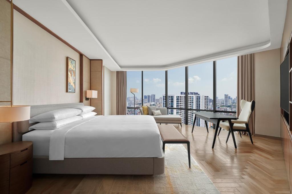 Postel nebo postele na pokoji v ubytování Sheraton Hanoi West