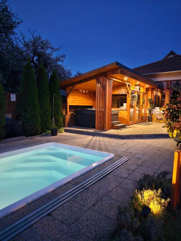 una piscina frente a una casa en Éden Vendégház, en Aggtelek