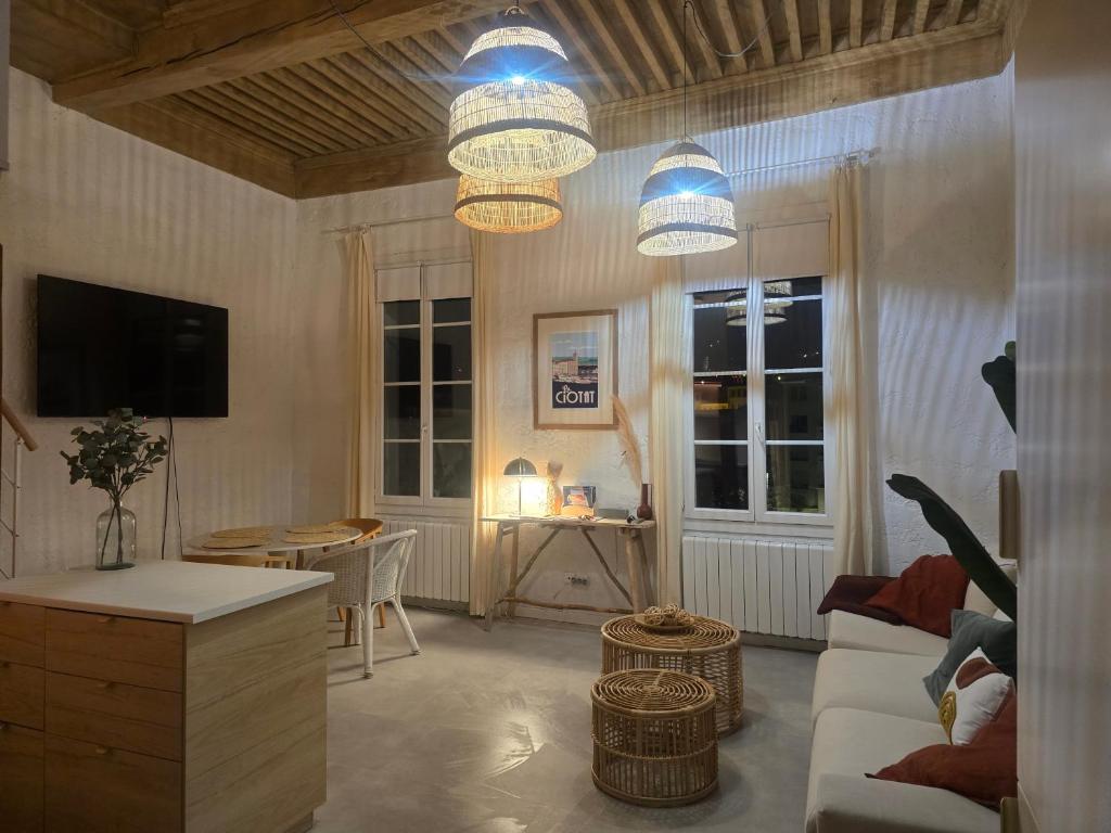 Televisyen dan/atau pusat hiburan di Bel appart, Clim, parking, 150m du Vieux Port, 50 m2