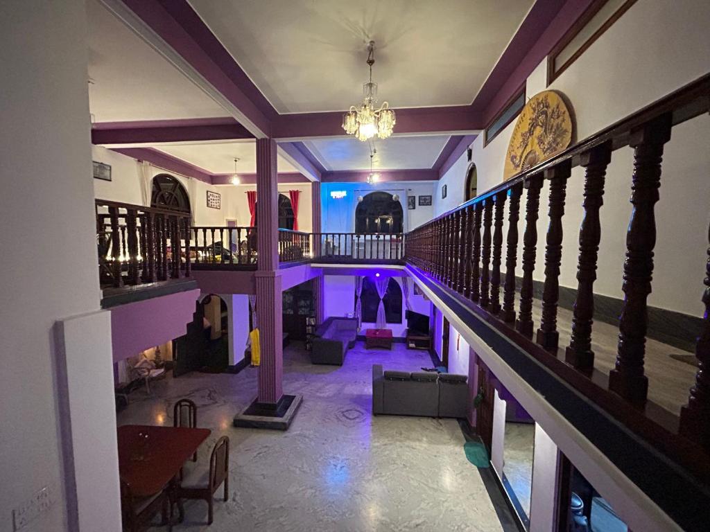 un couloir d'un immeuble à éclairage violet dans l'établissement Tashila Hostel, à Gangtok