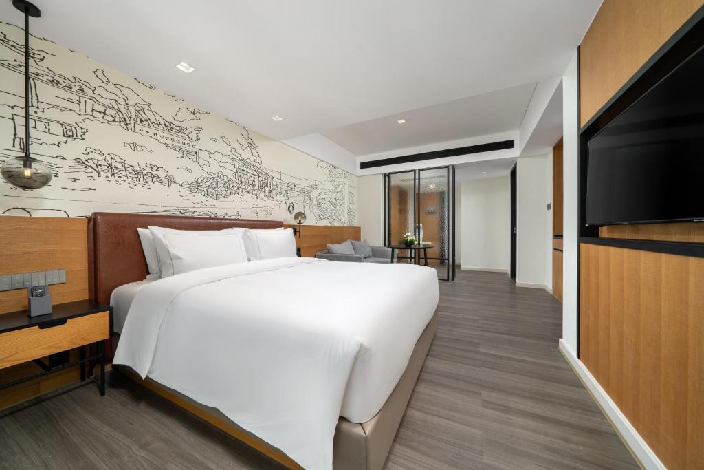 Postel nebo postele na pokoji v ubytování UrCove by Hyatt Guangzhou Canton Tower Exhibition Center-Registration Counter and Free Shuttle Bus Available during Canton Fair Period
