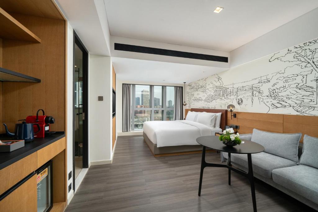 Postel nebo postele na pokoji v ubytování UrCove by Hyatt Guangzhou Canton Tower Exhibition Center-Registration Counter and Free Shuttle Bus Available during Canton Fair Period