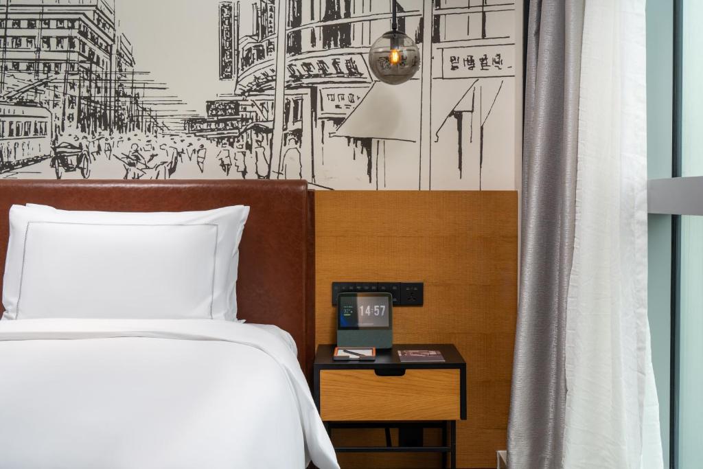 Postel nebo postele na pokoji v ubytování UrCove by Hyatt Guangzhou Canton Tower Exhibition Center-Registration Counter and Free Shuttle Bus Available during Canton Fair Period