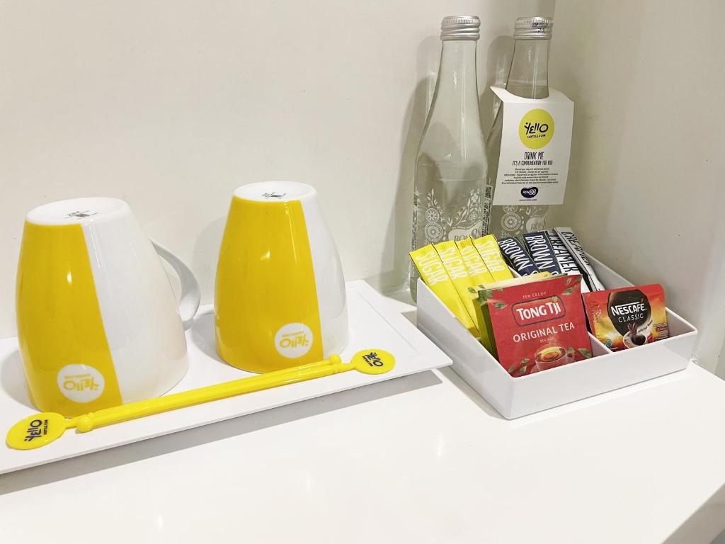 Příslušenství pro přípravu čaje a kávy v ubytování YELLO Hotel Paskal Bandung