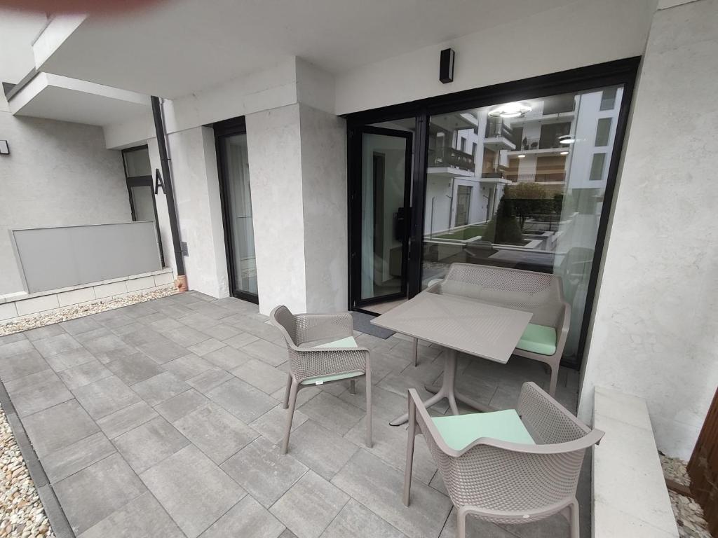 Balkón nebo terasa v ubytování Belvaros Resort Apartman & Spa