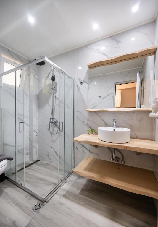A bathroom at Kastro Maistro