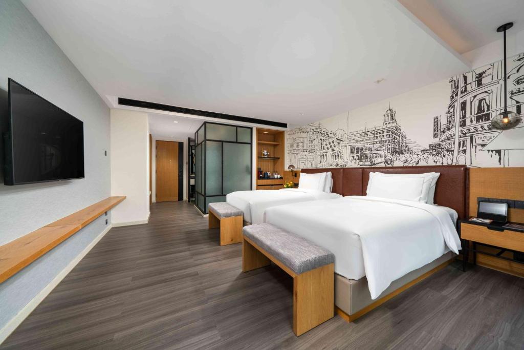 Postel nebo postele na pokoji v ubytování UrCove by Hyatt Guangzhou Canton Tower Exhibition Center-Registration Counter and Free Shuttle Bus Available during Canton Fair Period