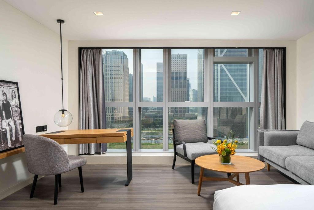 Posezení v ubytování UrCove by Hyatt Guangzhou Canton Tower Exhibition Center-Registration Counter and Free Shuttle Bus Available during Canton Fair Period