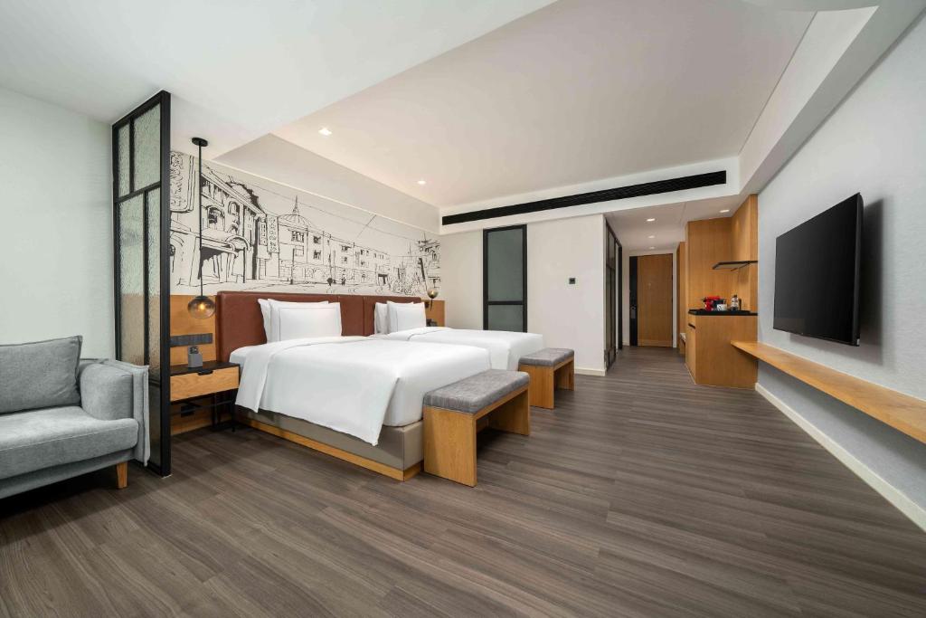 TV a/nebo společenská místnost v ubytování UrCove by Hyatt Guangzhou Canton Tower Exhibition Center-Registration Counter and Free Shuttle Bus Available during Canton Fair Period